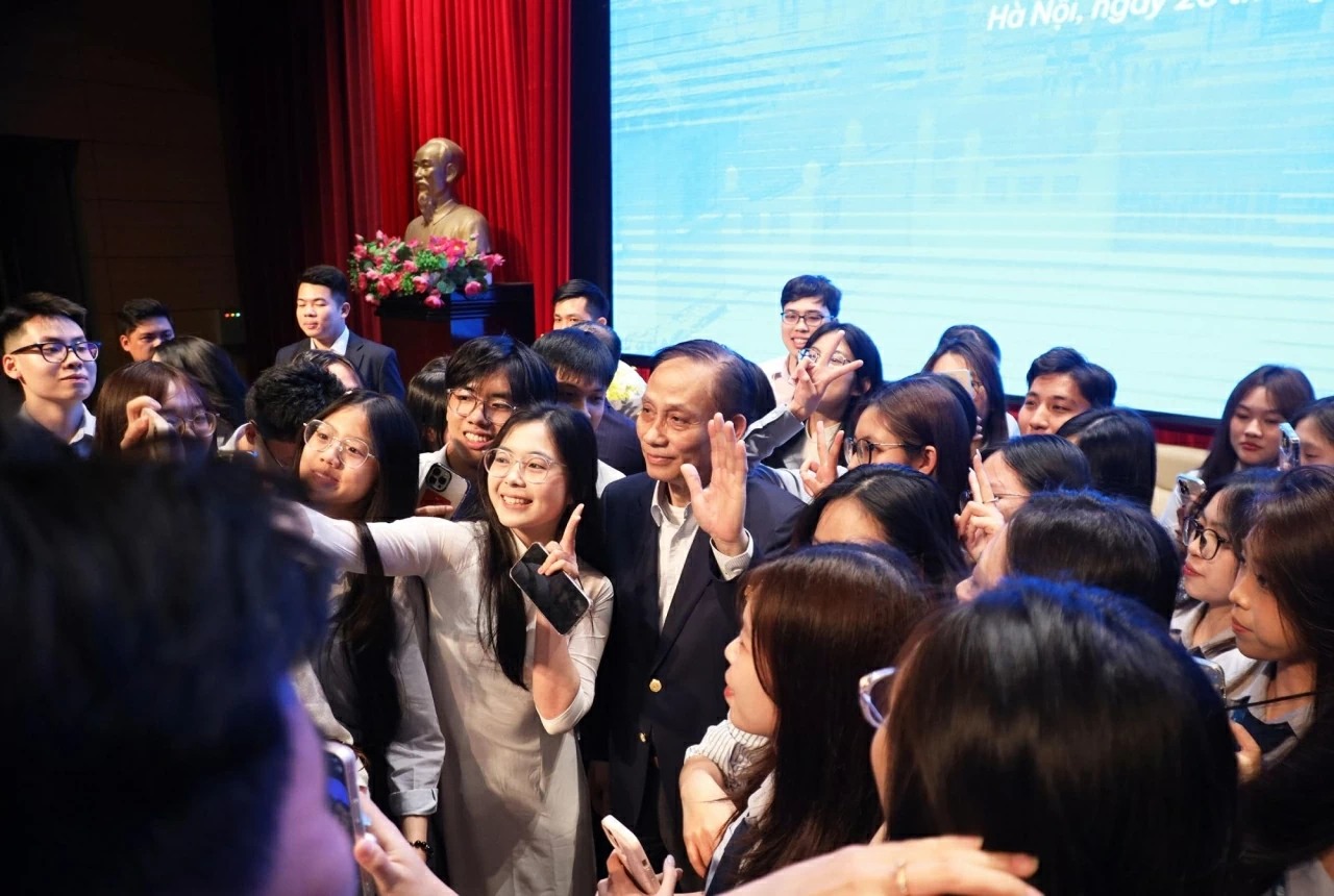 Ủy viên Bộ Chính trị, Bí thư Đảng ủy, Bộ trưởng Ngoại giao Lê Hoài Trung giao lưu cùng các bạn trẻ từ Học viện Ngoại giao. (Ảnh: Thành Long)