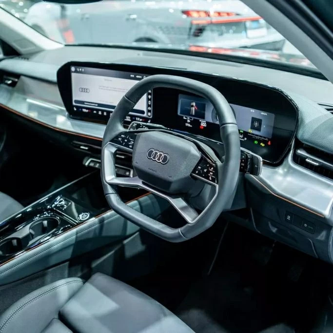 Không chỉ chú trọng tiện nghi, Audi cũng nâng cấp đáng kể các trang bị an toàn. Không chỉ chú trọng tiện nghi, Audi cũng nâng cấp đáng kể các trang bị an toàn.
