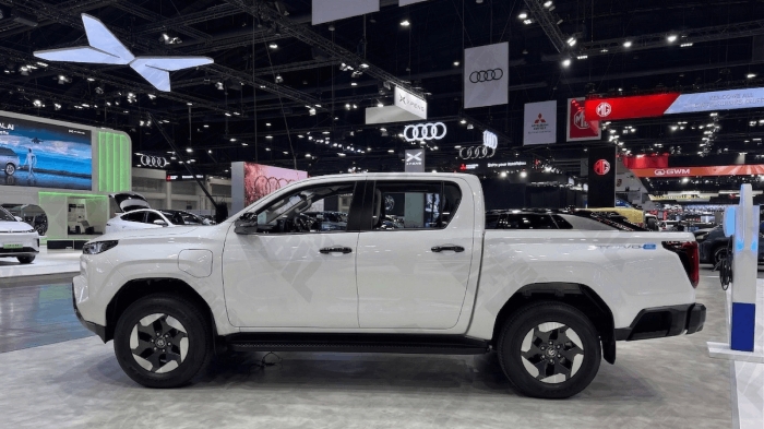 Toyota Hilux thế hệ mới trình làng tại Thái Lan, giá từ 621 triệu đồng