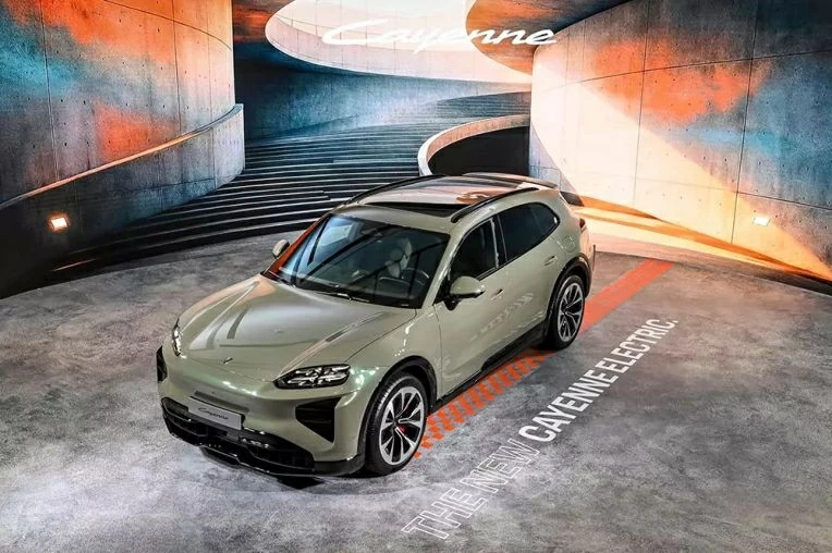 Phần ngoại thất được phát triển theo hướng hiện đại và tối ưu khí động học. Phần ngoại thất được phát triển theo hướng hiện đại và tối ưu khí động học.