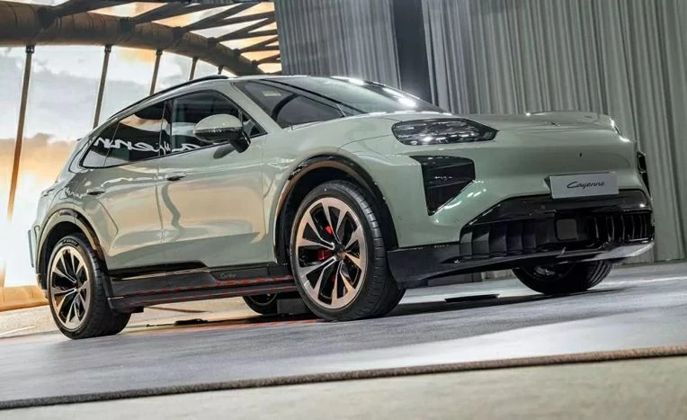 Ở thế hệ chạy điện, Cayenne vẫn duy trì vóc dáng bề thế quen thuộc của dòng SUV cỡ lớn. 