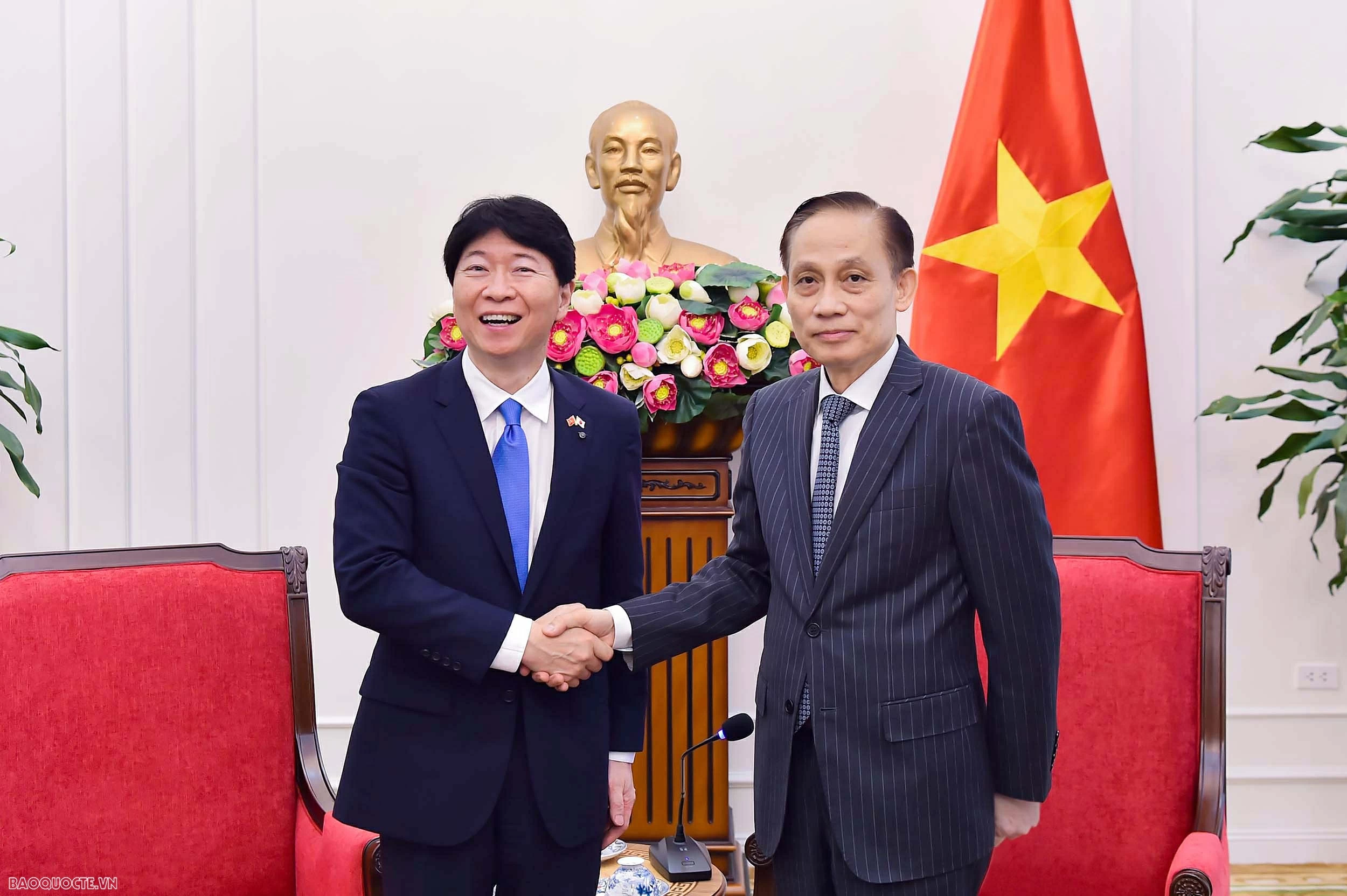 Ủy viên Bộ Chính trị, Bộ trưởng Ngoại giao Lê Hoài Trung tiếp Thống đốc tỉnh Okayama (Nhật Bản)