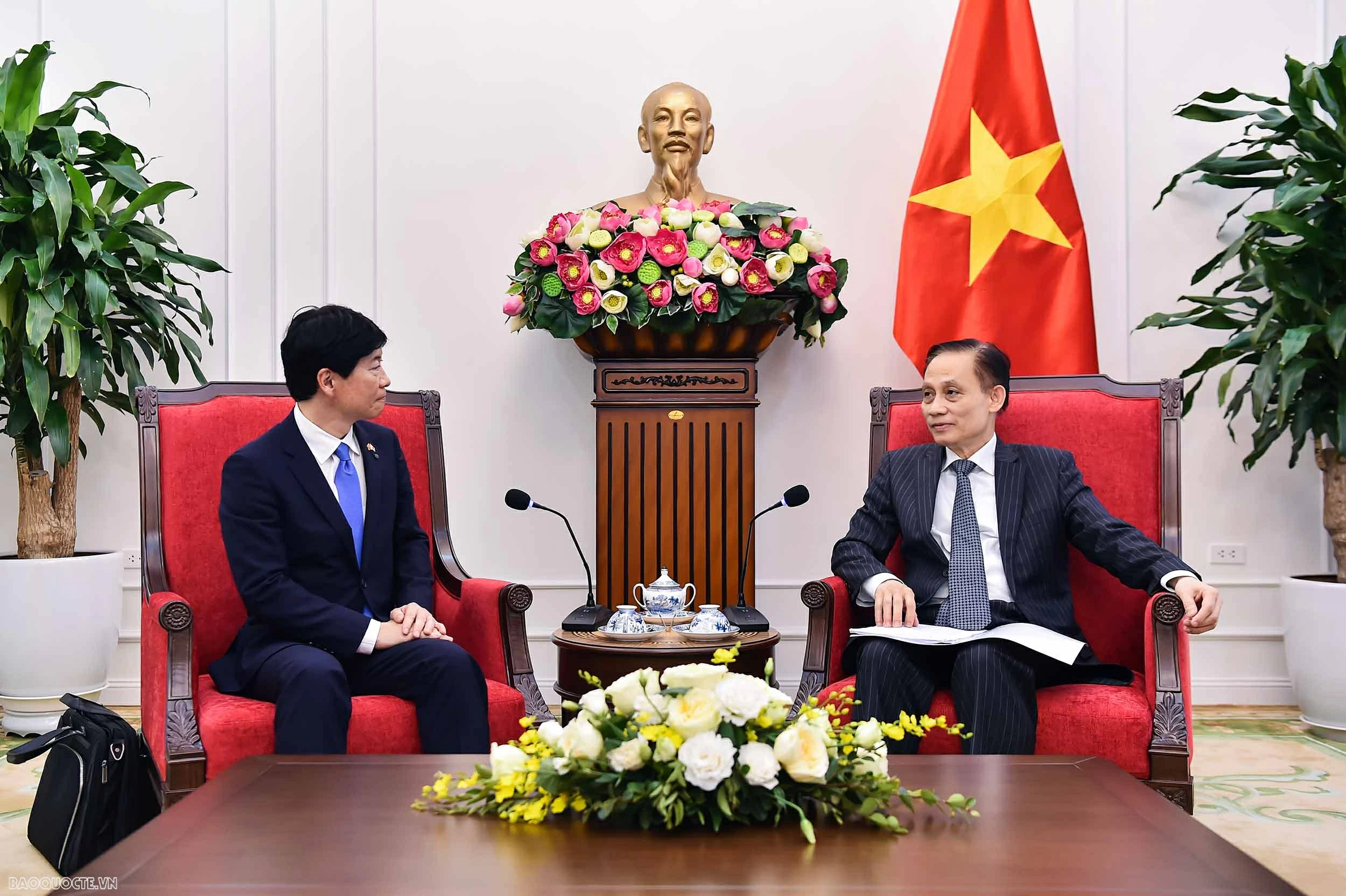 Ủy viên Bộ Chính trị, Bộ trưởng Ngoại giao Lê Hoài Trung tiếp Thống đốc tỉnh Okayama (Nhật Bản)