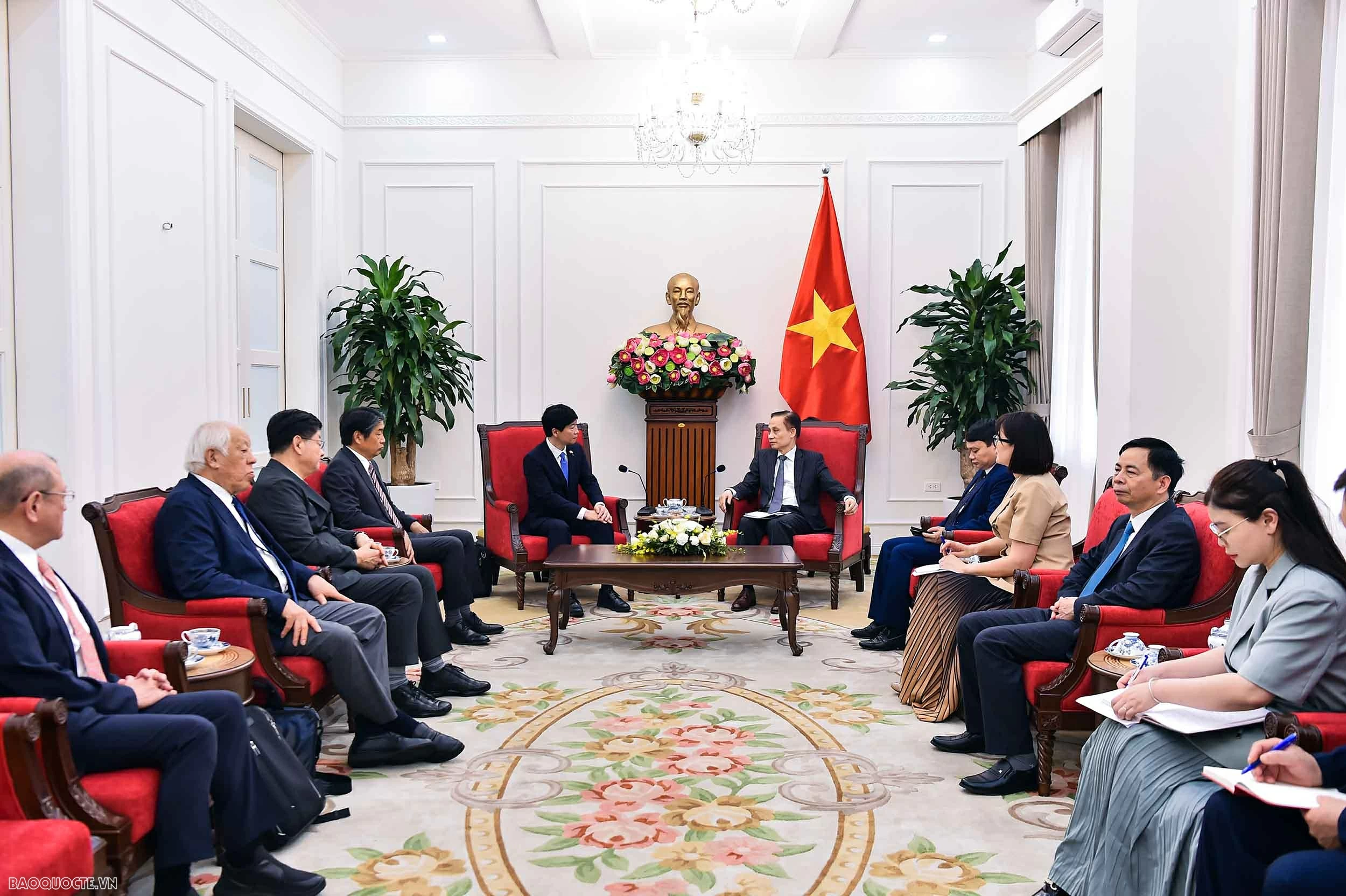 Ủy viên Bộ Chính trị, Bộ trưởng Ngoại giao Lê Hoài Trung tiếp Thống đốc tỉnh Okayama (Nhật Bản)