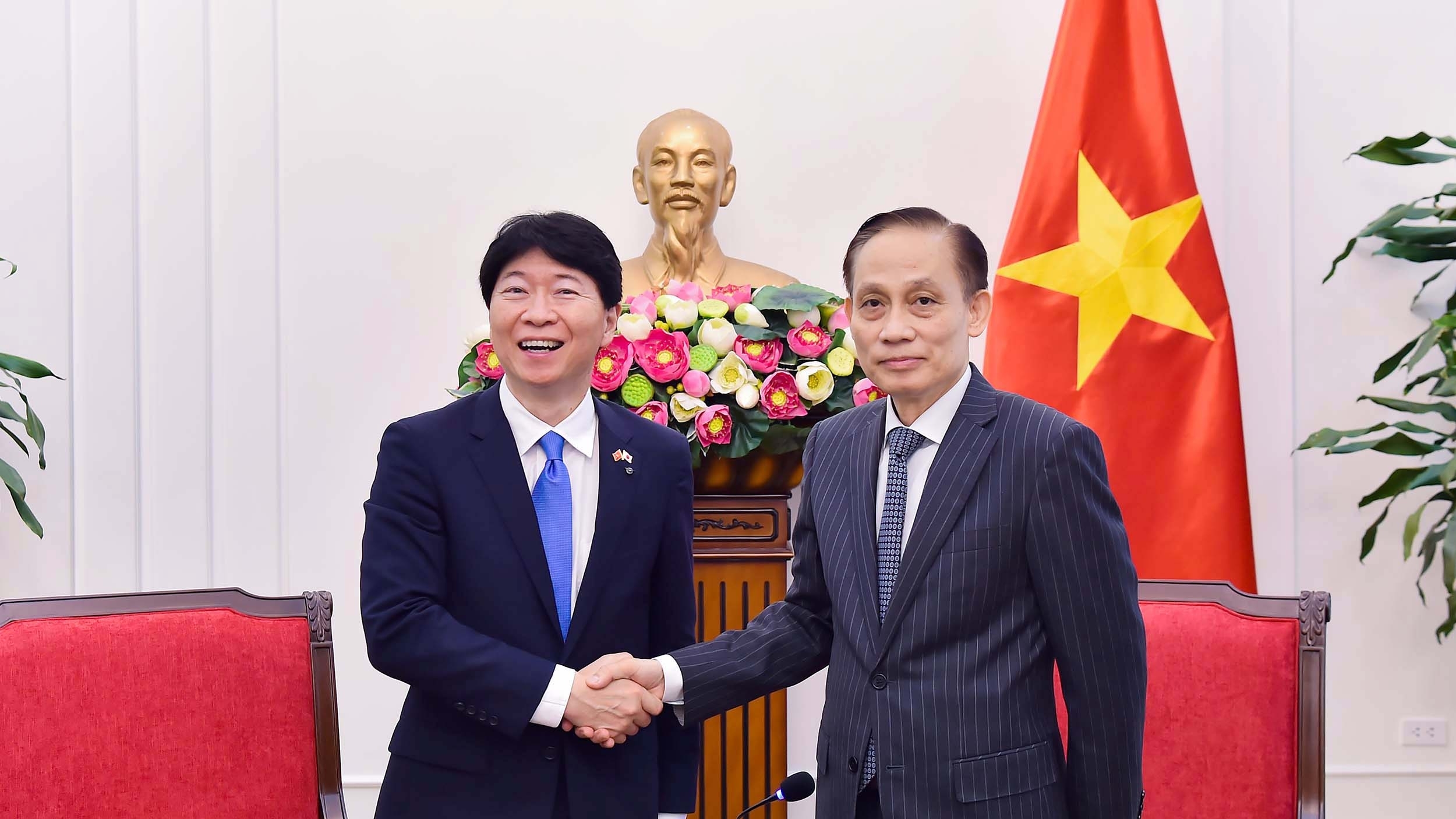 Ủy viên Bộ Chính trị, Bộ trưởng Ngoại giao Lê Hoài Trung tiếp Thống đốc tỉnh Okayama (Nhật Bản)