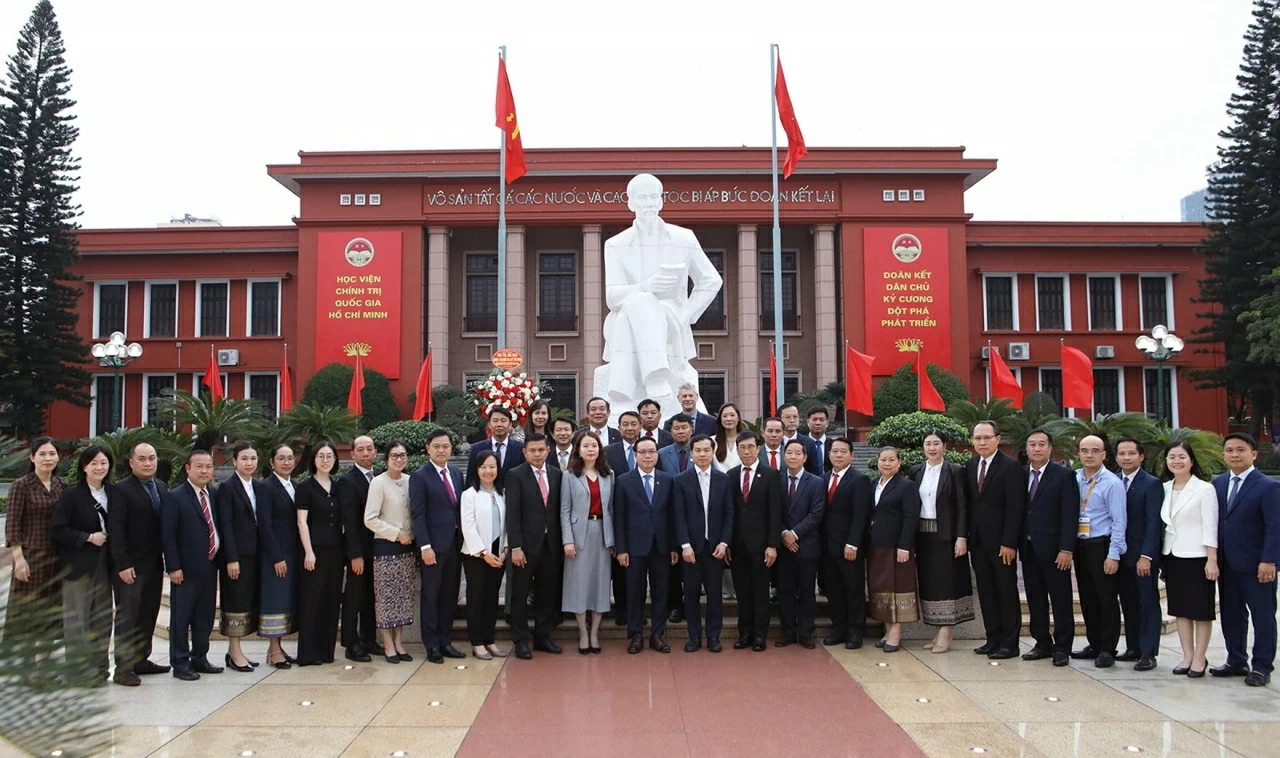 Các đại biểu chụp bức ảnh chung. (Ảnh: Bạch Dương)