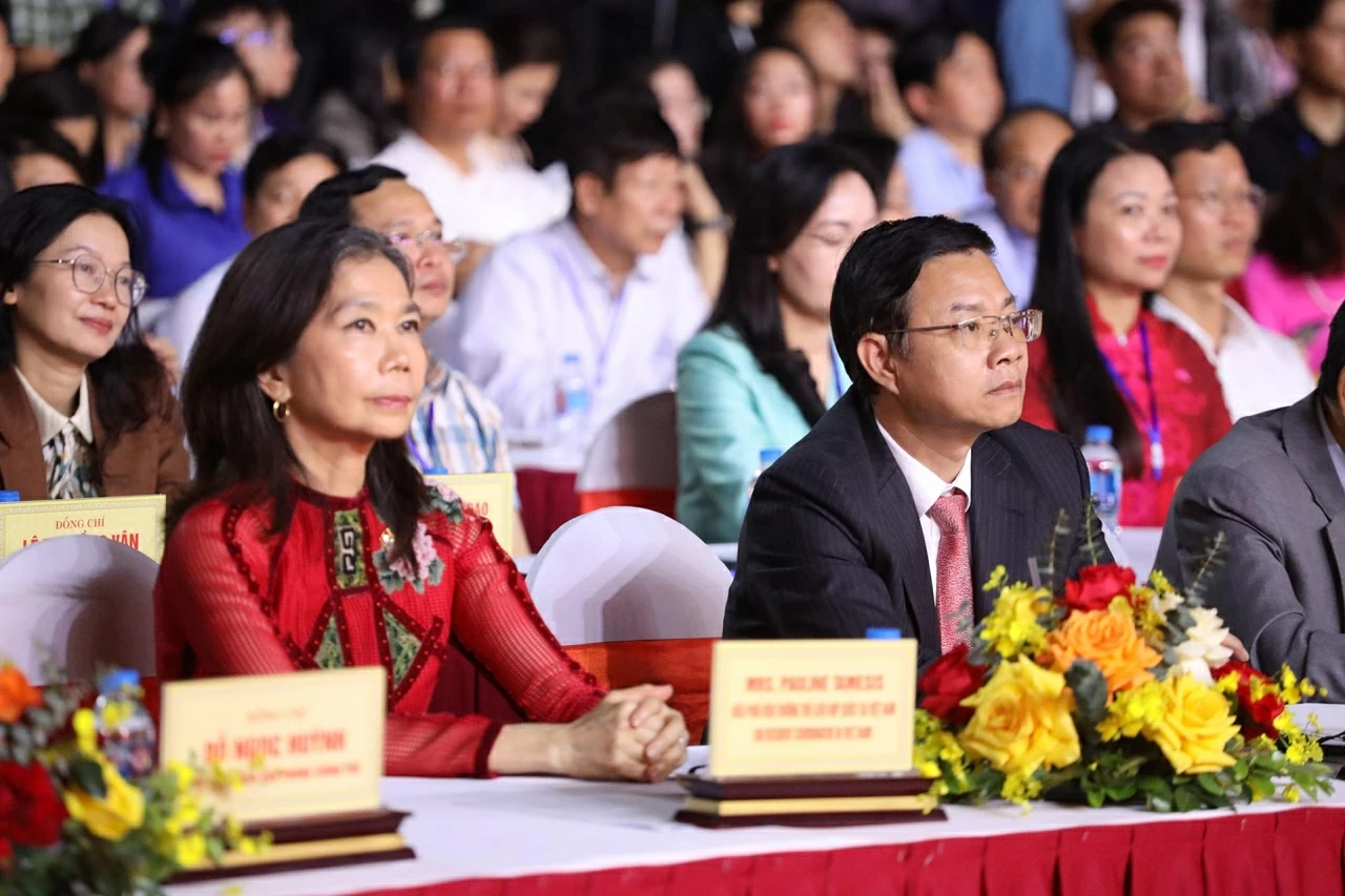 Dự buổi lễ còn có Thứ trưởng Ngoại giao Ngô Lê Văn. (Ảnh: Thành Long)