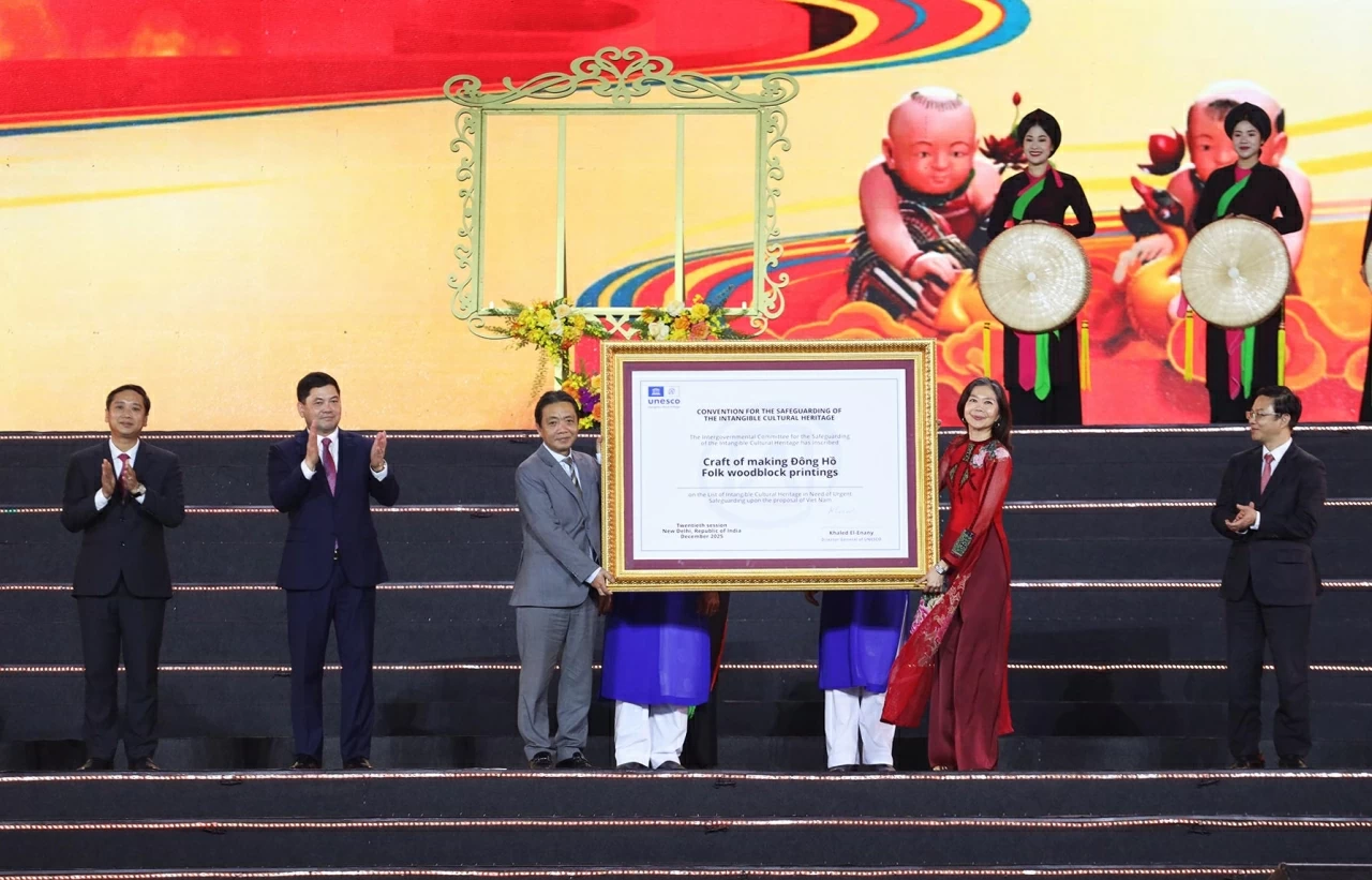 Bà Pauline Tamesis, Điều phối viên thường trú Liên hợp quốc tại Việt Nam trao Bằng của UNESCO ghi danh Bắc Ninh đón nhận Bằng ghi danh của UNESCO cho nghề làm tranh dân gian Đông Hồ