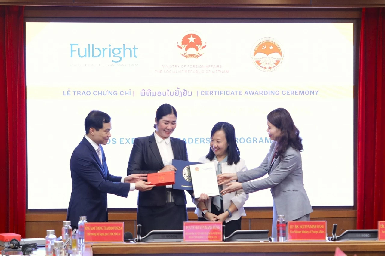 Lễ bế mạc và trao chứng chỉ của Chương trình Lãnh đạo cao cấp Lào (LELP). (Ảnh: Bạch Dương)