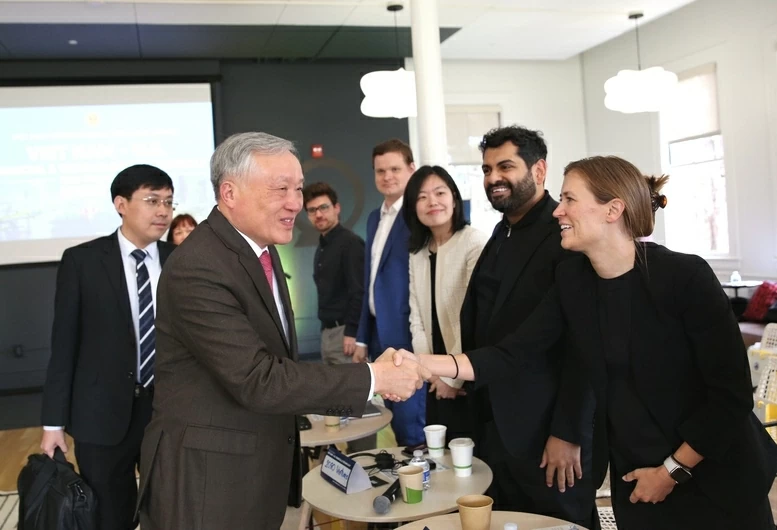 Áp dụng các chính sách ưu đãi vượt trội, bảo vệ quyền và lợi ích hợp pháp của các nhà đầu tư