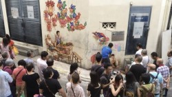 Những bức tranh tường mang đậm chất hoài cổ đang thu hút sự chú ý trên toàn thế giới