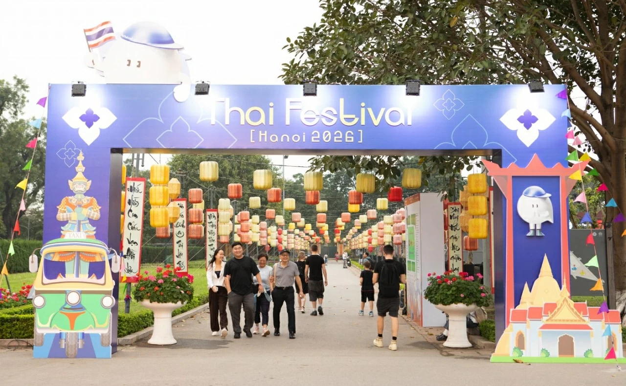 Sự kiện do Đại sứ quán Vương quốc Thái Lan tại Hà Nội tổ chức với chủ đề “Cuộc sống sáng tạo và Nhịp đập sáng tạo”, nhằm tôn vinh tình hữu nghị lâu đời giữa hai nước thông qua văn hóa, sáng tạo và giao lưu nhân dân. Đây cũng là biểu tượng cho sự thịnh vượng chung trong kỷ nguyên mới và là minh chứng cho tình hữu nghị rực rỡ, không ngừng phát triển giữa Việt Nam và Thái Lan trong 50 năm qua. Với không gian văn hóa đa sắc màu cùng chuỗi hoạt động trải nghiệm phong phú, lễ hội đã thu hút đông đảo người dân và du khách đến tham quan, tạo nên bầu không khí sôi động và đầy sức sống giữa lòng Thủ đô. (Ảnh: Bạch Dương)