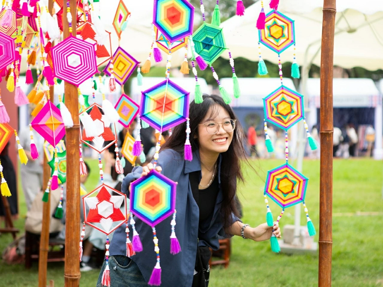 Bạn Minh Anh (Hải Phòng) háo hức chia sẻ: “Tôi thấy rất ấn tượng vì ngay tại Hà Nội, tôi có thể trải nghiệm văn hóa Thái Lan một cách chân thực. Từ ẩm thực, trang phục đến các hoạt động như làm đồ thủ công hay lễ hội té nước, mọi thứ đều rất sống động, khiến tôi có cảm giác như đang ‘du lịch’ tại Thái Lan mà không cần đi xa. Tôi nghĩ đây là cơ hội để người trẻ chúng ta tiếp cận văn hóa quốc tế một cách gần gũi hơn, từ đó hiểu và trân trọng hơn sự kết nối giữa Việt Nam và Thái Lan”. (Ảnh: Bạch Dương)