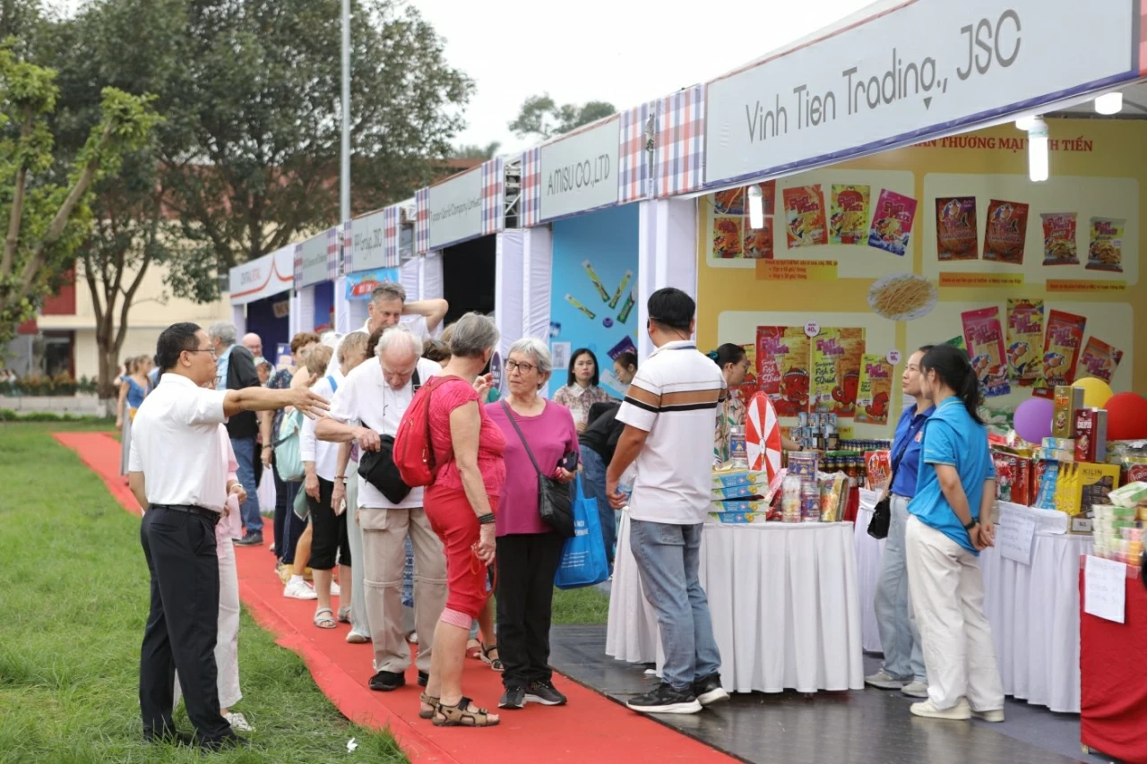 Sự kiện còn đón nhận sự quan tâm của đông đảo du khách quốc tế, góp phần lan tỏa hình ảnh Hà Nội là điểm đến giao thoa văn hóa năng động và cởi mở. Thai Festival 2026 sẽ tiếp tục mang đến nhiều hoạt động hấp dẫn như trình chiếu phim ngoài trời, bốc thăm trúng thưởng và các chương trình giao lưu văn hóa đặc sắc. Với không gian rực rỡ sắc màu cùng chuỗi trải nghiệm phong phú, lễ hội hứa hẹn sẽ tiếp tục là điểm đến không thể bỏ lỡ, nơi mỗi du khách có thể khám phá thêm những nét đẹp văn hóa Thái Lan ngay giữa lòng Hà Nội. (Ảnh: Bạch Dương)