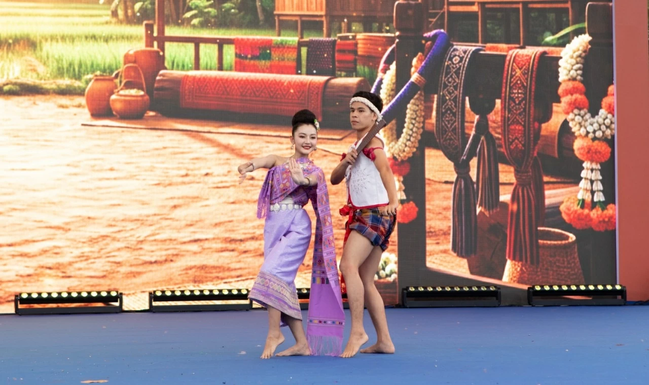 Tại lễ hội, du khách được hòa mình trong các chương trình nghệ thuật đặc sắc với các điệu múa Lakhon cùng võ thuật Muay Thái, đậm sắc màu văn hoá Thái Lan. (Ảnh: Bạch Dương)