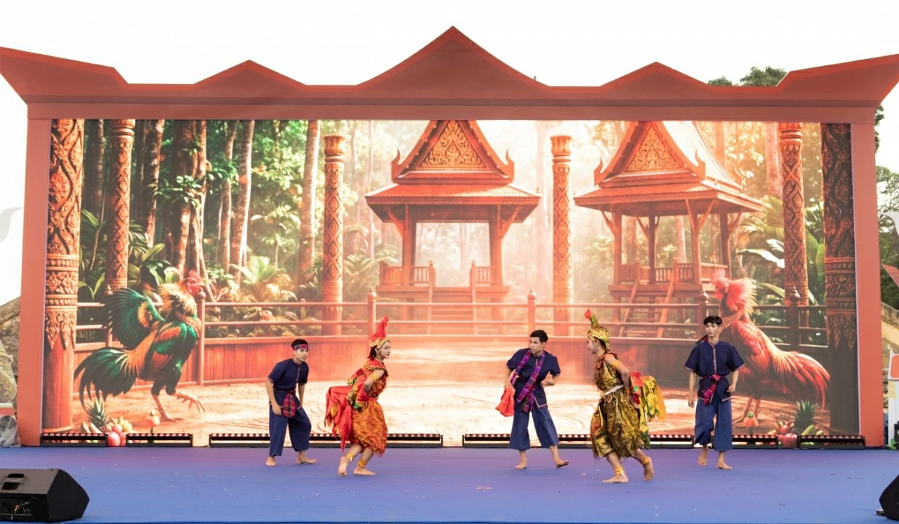 Ngoài ra, những tiết mục dân gian như múa chọi gà (Choi Kai) gây ấn tượng mạnh với khán giả bởi những động tác nhanh, dứt khoát, mô phỏng sinh động hình ảnh những chú gà trong các cuộc tranh tài. Âm thanh rộn ràng của trống, nhịp nhạc truyền thống tạo nên bầu không khí sôi động, cuốn hút du khách vào từng nhịp chuyển động, từng câu chuyện văn hóa được kể bằng hình thể. (Ảnh: Bạch Dương)