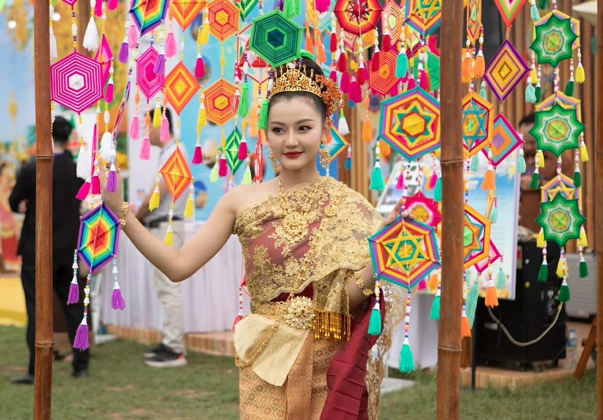 Diễn viên múa Ramida Junfoi (Thái Lan) bày tỏ sự xúc động khi lần đầu tiên biểu diễn tại Việt Nam: “Tôi cảm thấy rất vinh dự khi được tham gia biểu diễn tại sự kiện năm nay. Người dân Việt Nam vô cùng dễ mến, và sự chuẩn bị chu đáo về sân khấu tại đây đã tiếp thêm cho tôi rất nhiều năng lượng để trình diễn tốt nhất.” Để mang đến những màn trình diễn mãn nhãn, đoàn nghệ thuật đã phải tập luyện với cường độ cao trong nhiều tuần tại Thái Lan. Cô Ramida Junfoi chia sẻ thêm: “Chúng tôi mang đến những tiết mục đặc sắc nhất của cả 4 miền: Trung, Nam, Bắc và vùng Isan của Thái Lan. Tôi hy vọng sự giao lưu này sẽ giúp Việt Nam và Thái Lan mãi là những người láng giềng tốt, cùng nhau chia sẻ và lan tỏa những giá trị văn hóa độc đáo của mỗi quốc gia.” (Ảnh: Bạch Dương)