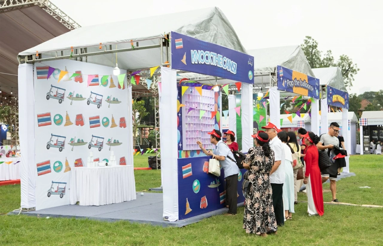 Những trò chơi dân gian cũng góp phần khuấy động không khí khi thu hút sự tham gia của các nhóm bạn, gia đình, tạo nên những khoảnh khắc gắn kết tự nhiên và đầy hứng khởi. (Ảnh: Bạch Dương)