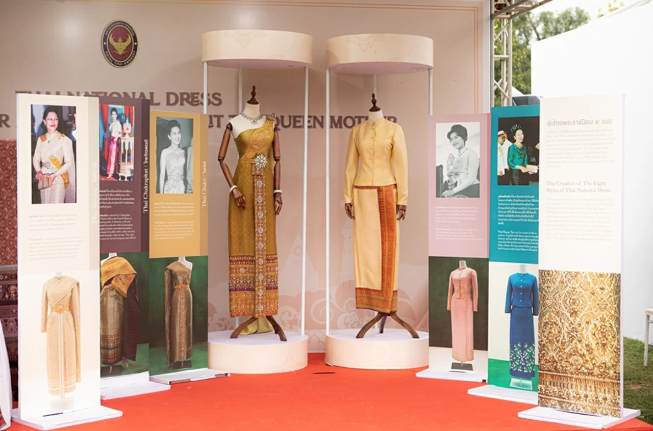 Điểm nhấn của sự kiện là triển lãm “Trang phục truyền thống Thái Lan của Hoàng Thái hậu Sirikit”, tôn vinh vẻ đẹp tinh tế của các loại vải dệt truyền thống, đồng thời thể hiện sự tri ân đối với những đóng góp to lớn của Hoàng Thái hậu trong ngành dệt vải Thái Lan. (Ảnh: Bạch Dương)