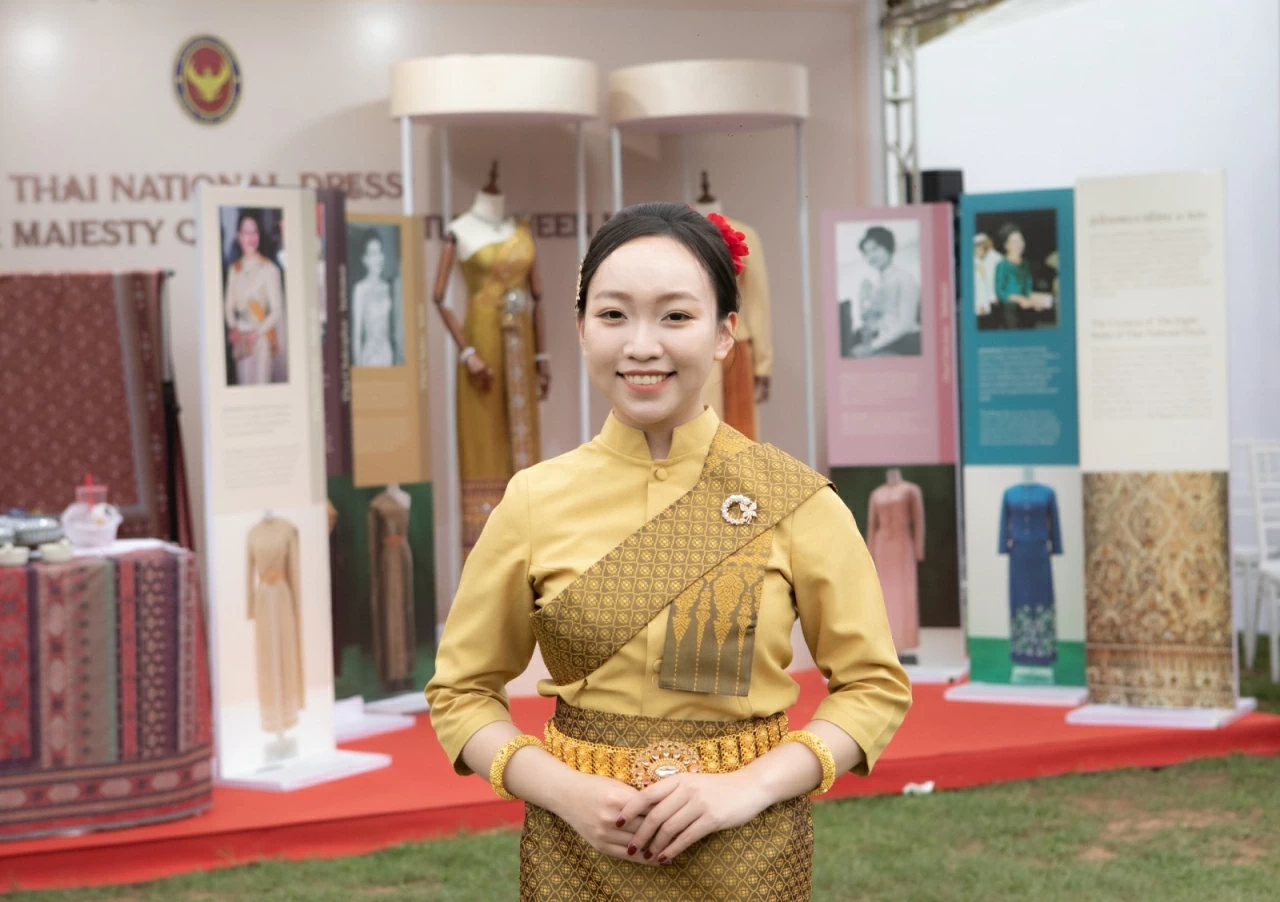 Xuất hiện duyên dáng trong bộ quốc phục Thái Lan, nữ MC Hoàng Thùy Dương của chương trình, hào hứng chia sẻ: “Ban đầu tôi có chút bỡ ngỡ vì thiết kế khác với áo dài Việt Nam, nhưng càng mặc càng thấy ấn tượng. Trang phục Thái Lan rất tinh tế, tôn dáng mà vẫn tạo cảm giác thoải mái. Đặc biệt, các chi tiết hoa văn và trang sức đi kèm được chế tác rất công phu, giúp người mặc trở nên nổi bật và tự tin hơn.” (Ảnh: Bạch Dương)