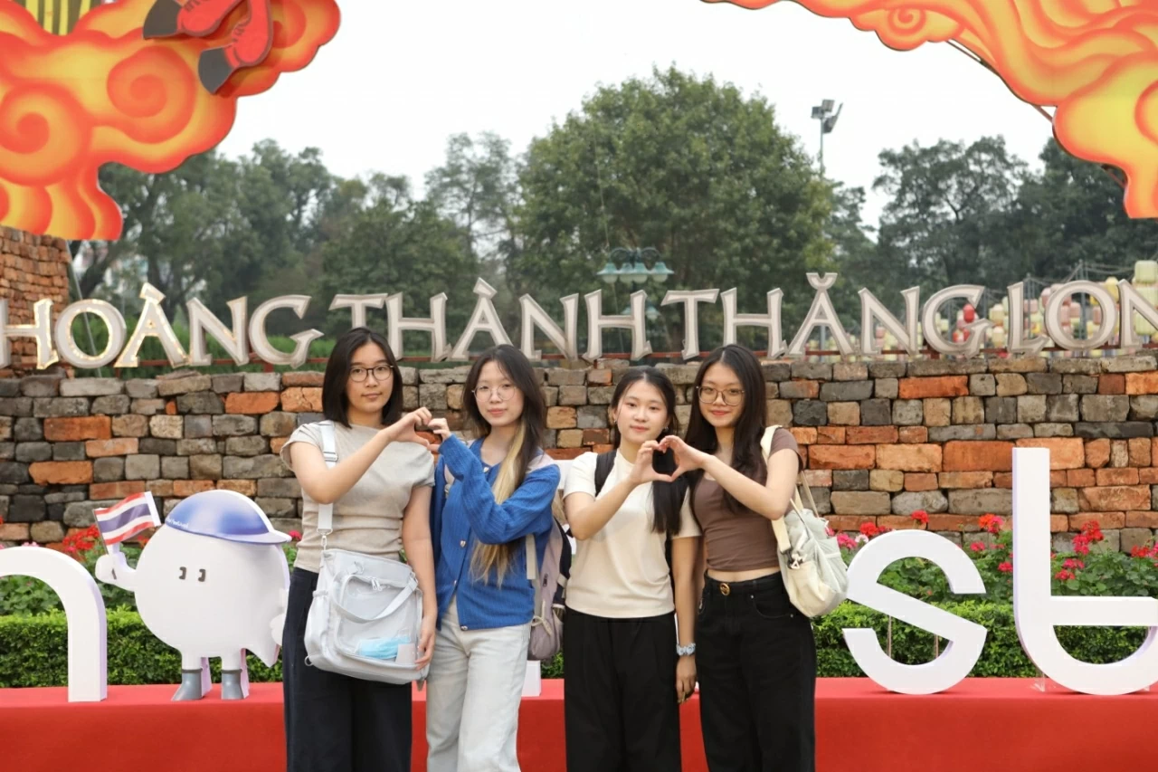 Không gian rực rỡ sắc màu cùng nhiều hoạt động trải nghiệm hấp dẫn đã khiến lễ hội trở thành điểm đến “check-in” thu hút đông đảo bạn trẻ. Từ các gian hàng ẩm thực, khu trải nghiệm văn hóa đến sân khấu biểu diễn nghệ thuật, đâu đâu cũng dễ dàng bắt gặp hình ảnh các bạn trẻ ghi lại những khoảnh khắc ấn tượng. (Ảnh: Bạch Dương)