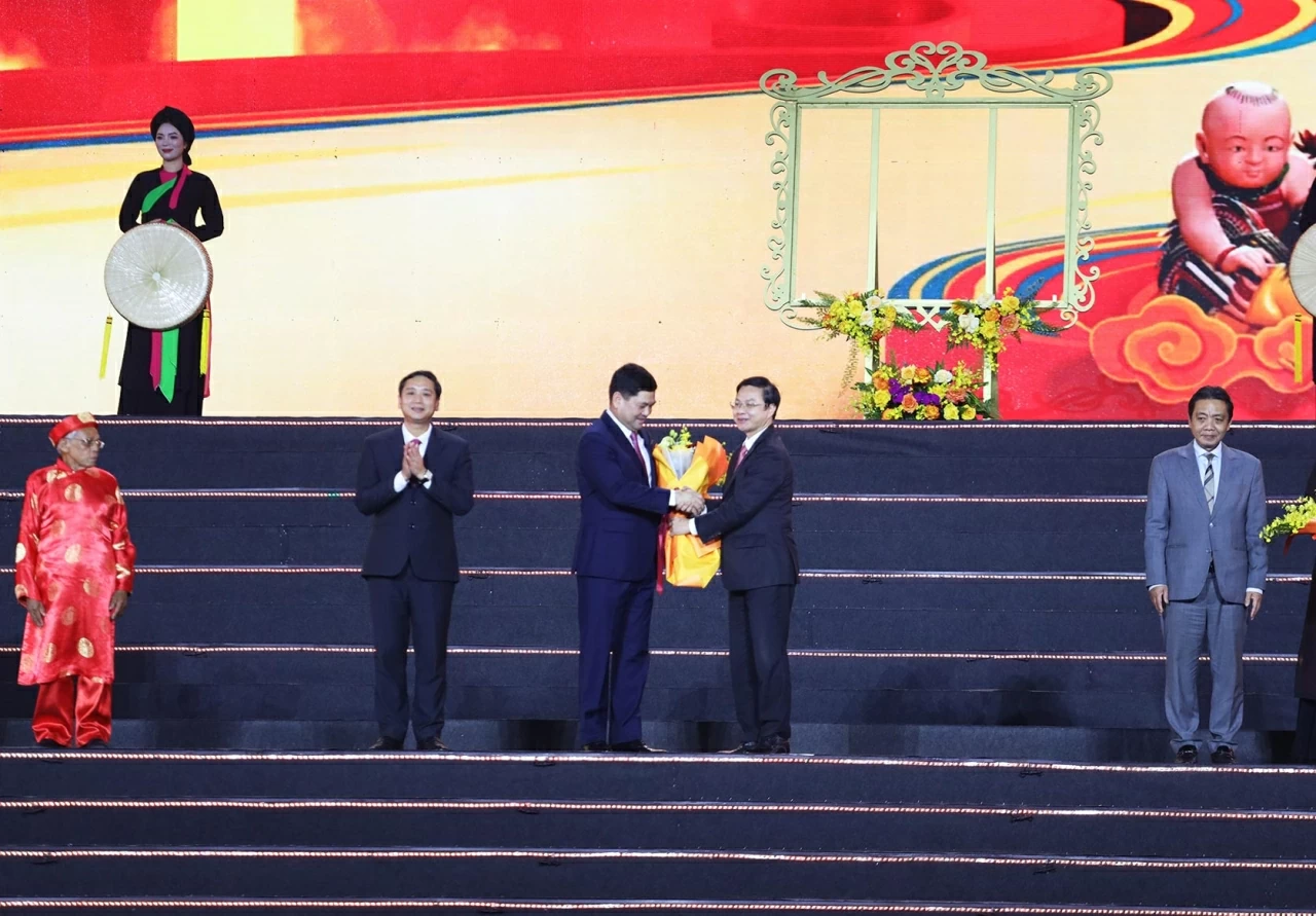 Bắc Ninh đón nhận Bằng ghi danh của UNESCO cho nghề làm tranh dân gian Đông Hồ