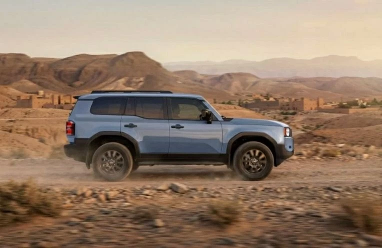 Bộ mâm hợp kim kích thước 18 inch mang lại vẻ cứng cáp.