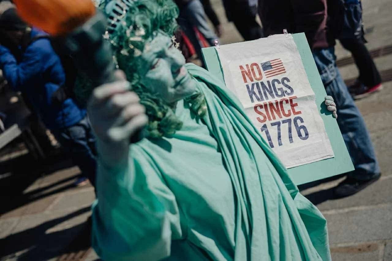 Người hóa trang thành Tượng Nữ thần Tự do giơ biểu ngữ ghi Làn sóng biểu tình ‘No Kings’ bủa vây nước Mỹ