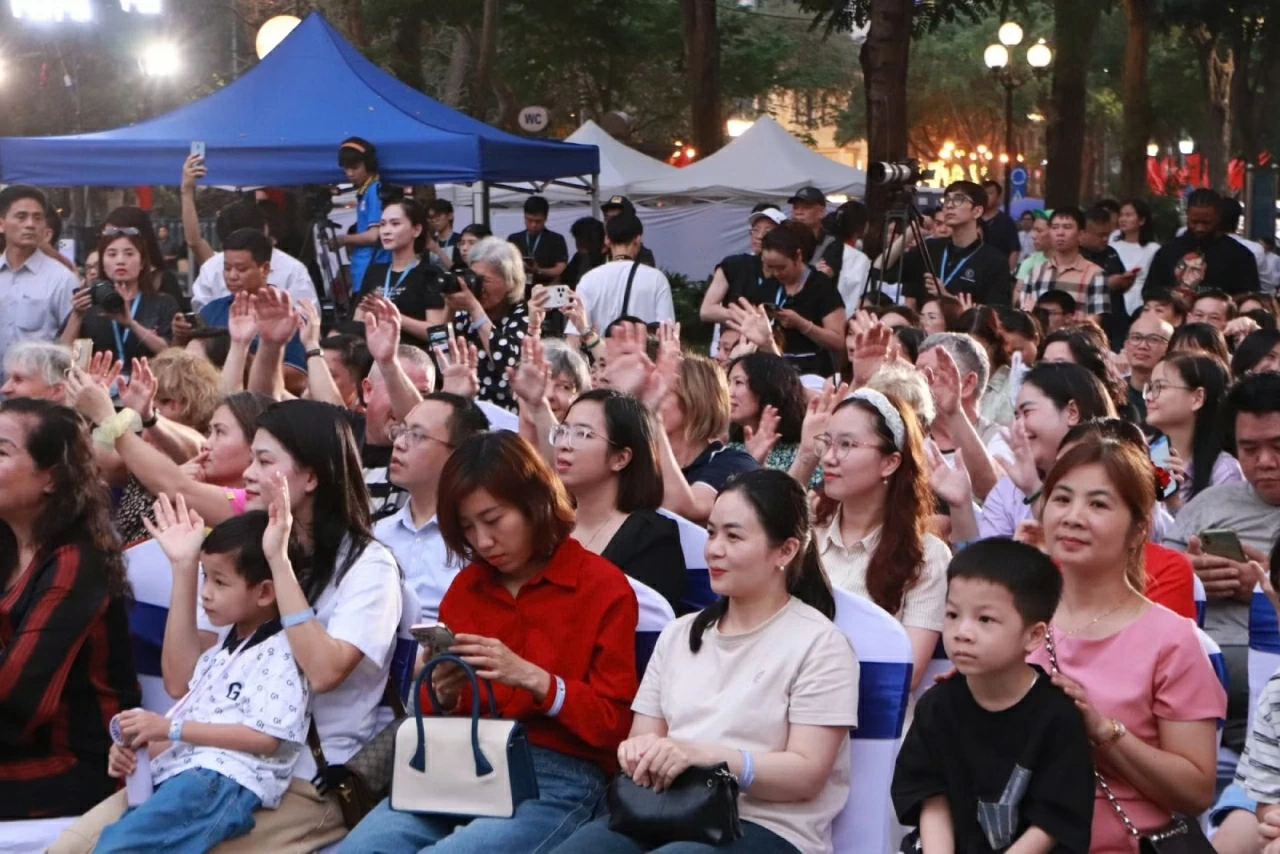 Chương trình được sự cổ vũ nồng nhiệt của khán giả. (Ảnh: Giang Nam)