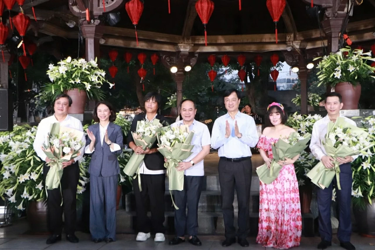 Ủy viên Bộ Chính trị, Bí thư Thành ủy Hà Nội Nguyễn Duy Ngọc và Phó Chủ tịch Ủy ban nhân dân thành phố Hà Nội Vũ Thu Hà tặng hoa cho các nghệ sĩ và đại diện Ban tổ chức chương trình. (Ảnh: Giang Nam)