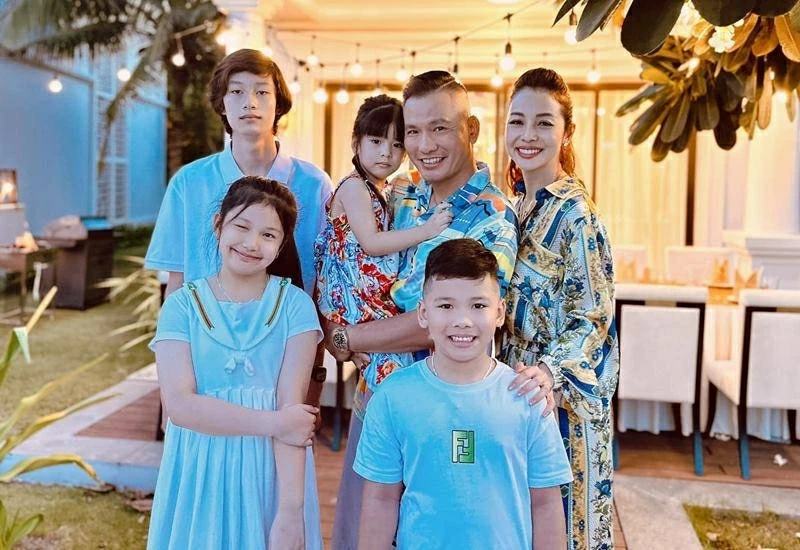Hoa hậu Jennifer Phạm và gia đình nhỏ. (Nguồn: Vietnamnet)