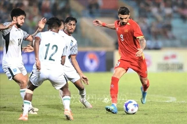 Màn tái đấu này, tuyển Việt Nam được đánh giá là mạnh hơn so với trận đấu lượt đi giữa hai đội ở vòng loại Asian Cup 2027 diễn ra ở Kuala Lumpur năm ngoái khi đã có sự trở lại của chân sút nhập tịch Nguyễn Xuân Son và tân binh Đỗ Hoàng Hên. (Nguồn: TTXVN)