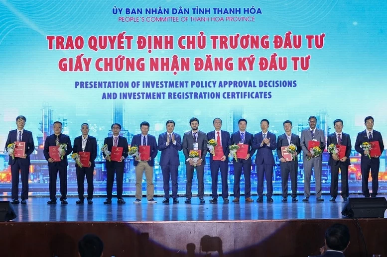 Tại Hội nghị, lãnh đạo tỉnh Thanh Hóa trao Quyết định chủ trương đầu tư và Giấy chứng nhận đăng ký đầu tư. (Ảnh: Nhật Bắc)