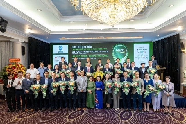 Bà Nguyễn Thị Hoài Thu, nguyên UV.BCH TW Đảng, nguyên UV.BTV Quốc hội; Chủ tịch Ủy ban về các vấn đề xã hội của Quốc hội; nguyên Trưởng ban Liên lạc Đồng hương Tiền Giang tại TP.HCM (thứ 10, trái sang) cùng các lãnh đạo, khách mời danh dự chúc mừng CLB Doanh nghiệp Mekong tại TP.HCM nhiệm kỳ I.