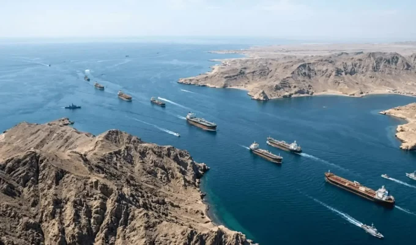 Tàu thuyền đi qua eo biển Hormuz (Nguồn: Sana). Tàu thuyền đi qua eo biển Hormuz (Nguồn: Sana).