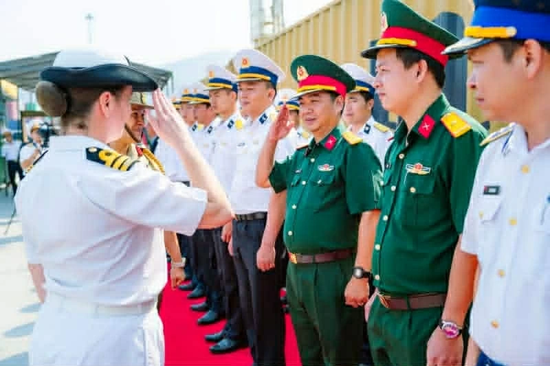 Đại diện quân đội và ngoại giao hai nước đã có mặt tại cầu cảng để thực hiện nghi thức đón tàu HMAS Toowoomba. (Nguồn: Báo Công an nhân dân) Đại diện quân đội và ngoại giao hai nước đã có mặt tại cầu cảng để thực hiện nghi thức đón tàu HMAS Toowoomba. (Nguồn: Báo Công an nhân dân)