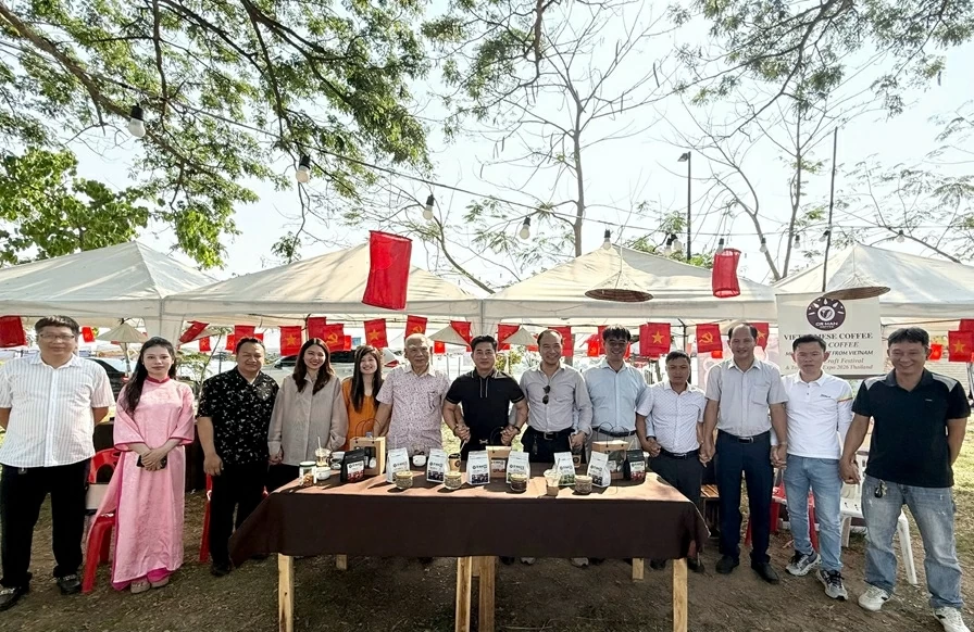 Tổng Lãnh sự quán Việt Nam tại Khon Kaen, Thái Lan đến thăm và làm việc tại một số tỉnh Đông Bắc Thái Lan. Tổng Lãnh sự quán Việt Nam tại Khon Kaen, Thái Lan đến thăm và làm việc tại một số tỉnh Đông Bắc Thái Lan.