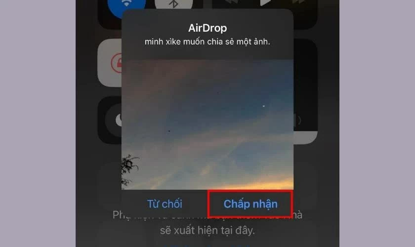 Trên iPhone nhận sẽ xuất hiện thông báo xác nhận. Trên iPhone nhận sẽ xuất hiện thông báo xác nhận.