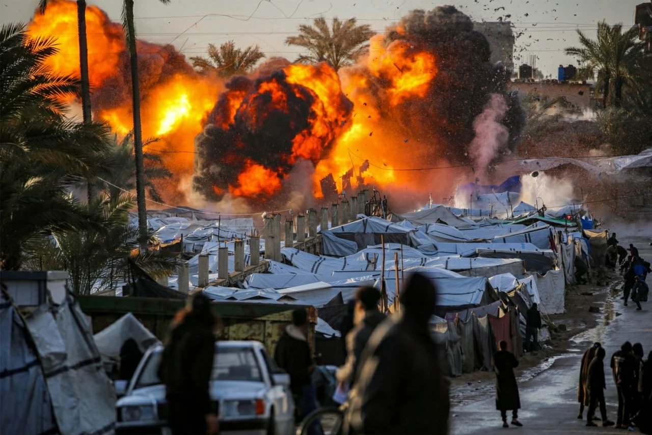 Ảnh ấn tượng: Tổng thống Ukraine bất ngờ đến Trung Đông, làn sóng biểu tình ‘No Kings’ bủa vây nước Mỹ, BTS tái xuất với đại nhạc hội toàn cầu tại Seo