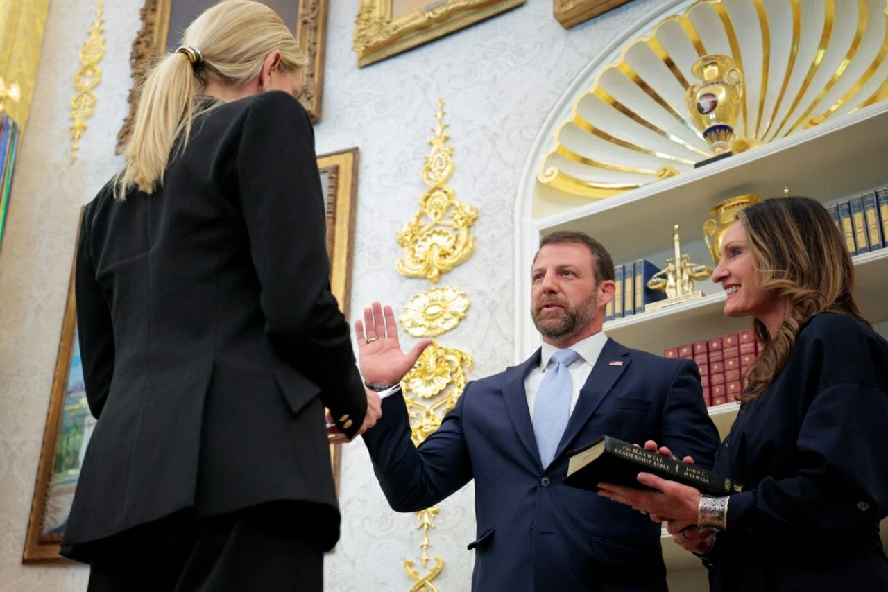 Ảnh ấn tượng: Tổng thống Ukraine bất ngờ đến Trung Đông, làn sóng biểu tình ‘No Kings’ bủa vây nước Mỹ, BTS tái xuất với đại nhạc hội toàn cầu tại Seo Ảnh ấn tượng: Tổng thống Ukraine bất ngờ đến Trung Đông, làn sóng biểu tình ‘No Kings’ bủa vây nước Mỹ, BTS tái xuất với đại nhạc hội toàn cầu tại Seo