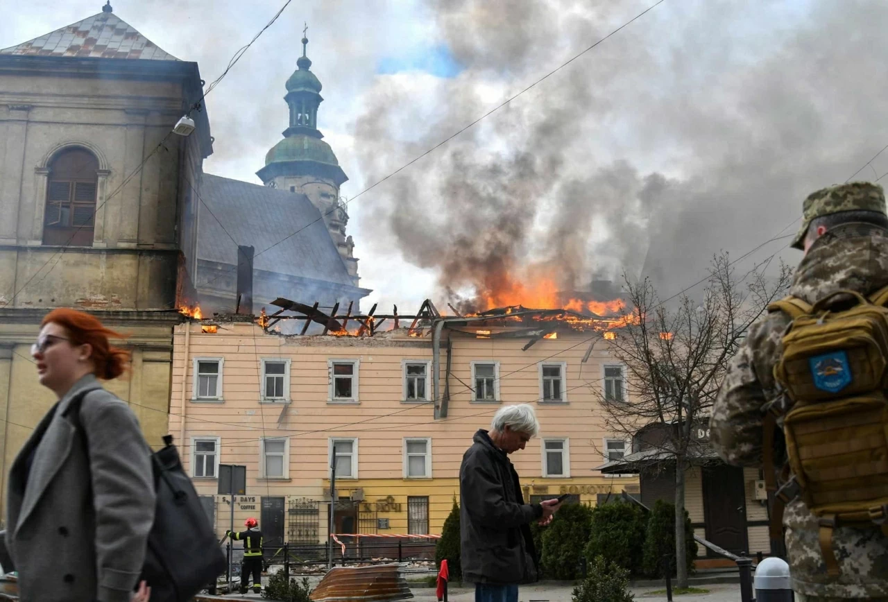 Ảnh ấn tượng: Tổng thống Ukraine bất ngờ đến Trung Đông, làn sóng biểu tình ‘No Kings’ bủa vây nước Mỹ, BTS tái xuất với đại nhạc hội toàn cầu tại Seo