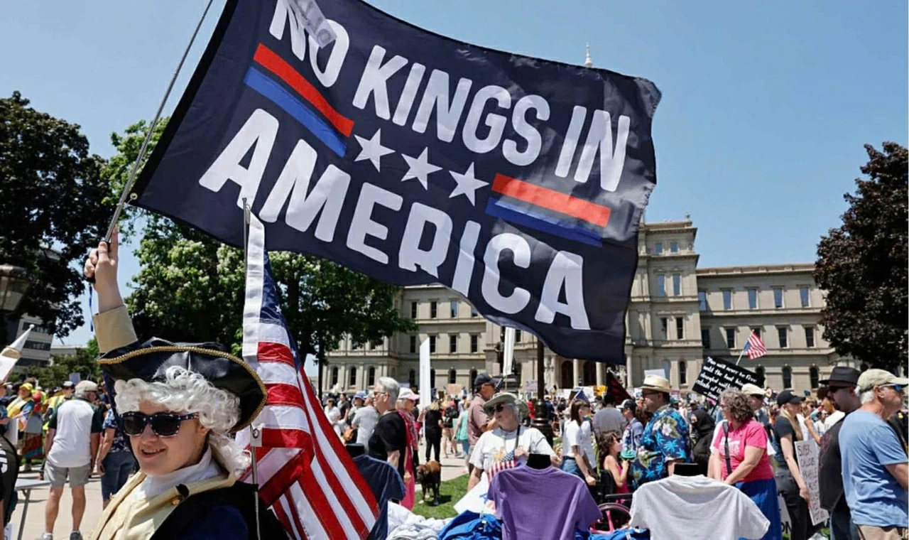 Ảnh ấn tượng: Tổng thống Ukraine bất ngờ đến Trung Đông, làn sóng biểu tình ‘No Kings’ bủa vây nước Mỹ, BTS tái xuất với đại nhạc hội toàn cầu tại Seo