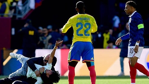 Giải cứu fan nhí, tiền đạo Mbappe tranh cãi với nhân viên an ninh Mỹ