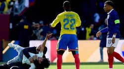 Giải cứu fan nhí, tiền đạo Mbappe tranh cãi với nhân viên an ninh Mỹ