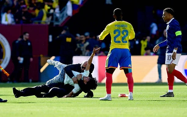 Giải cứu fan nhí, Mbappe tranh cãi với nhân viên an ninh Giải cứu fan nhí, Mbappe tranh cãi với nhân viên an ninh