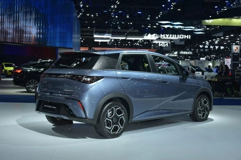 Thiết kế tổng thể vẫn giữ phong cách quen thuộc, nhưng được làm mới nhẹ ở cản trước và sau. Thiết kế tổng thể vẫn giữ phong cách quen thuộc, nhưng được làm mới nhẹ ở cản trước và sau.