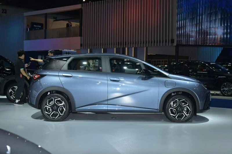 BYD Dolphin 2026 được nâng dung lượng pin từ 44,9 kWh lên 50,25 kWh, giúp phạm vi hoạt động tăng từ 405 km lên khoảng 435 km sau mỗi lần sạc.