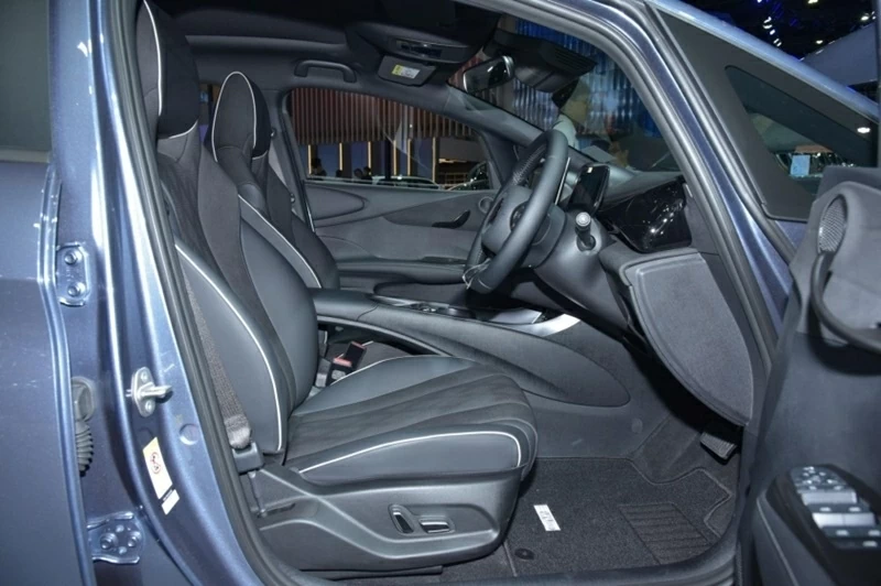 B&ecirc;n trong cabin, BYD Dolphin 2026 gần như kh&ocirc;ng thay đổi lớn.