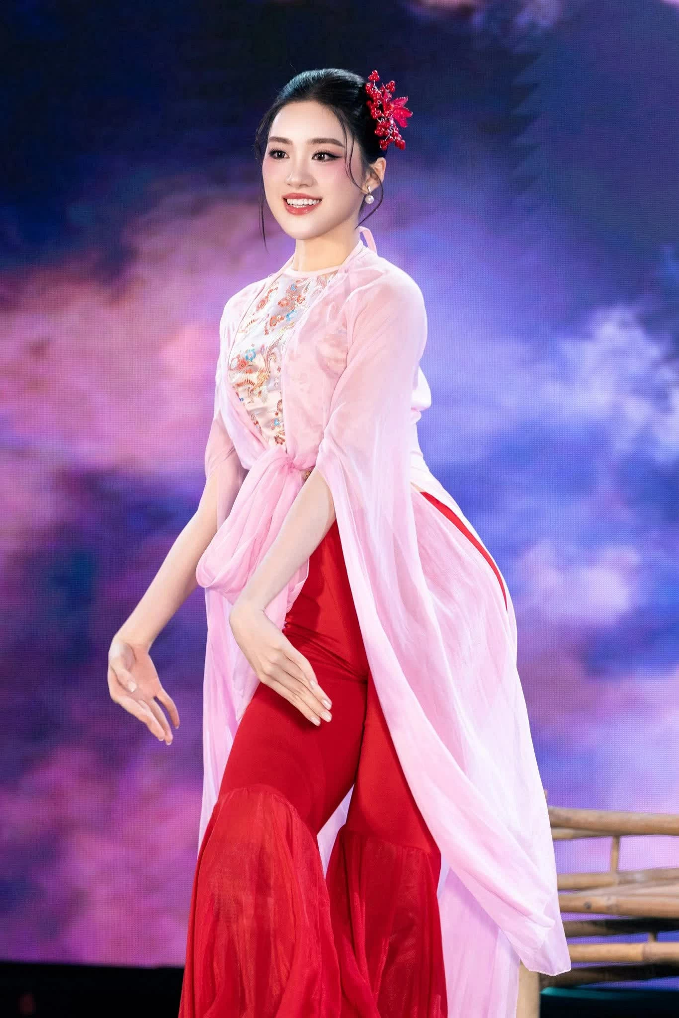 Nhan sắc Hoa hậu Phan Phương Oanh