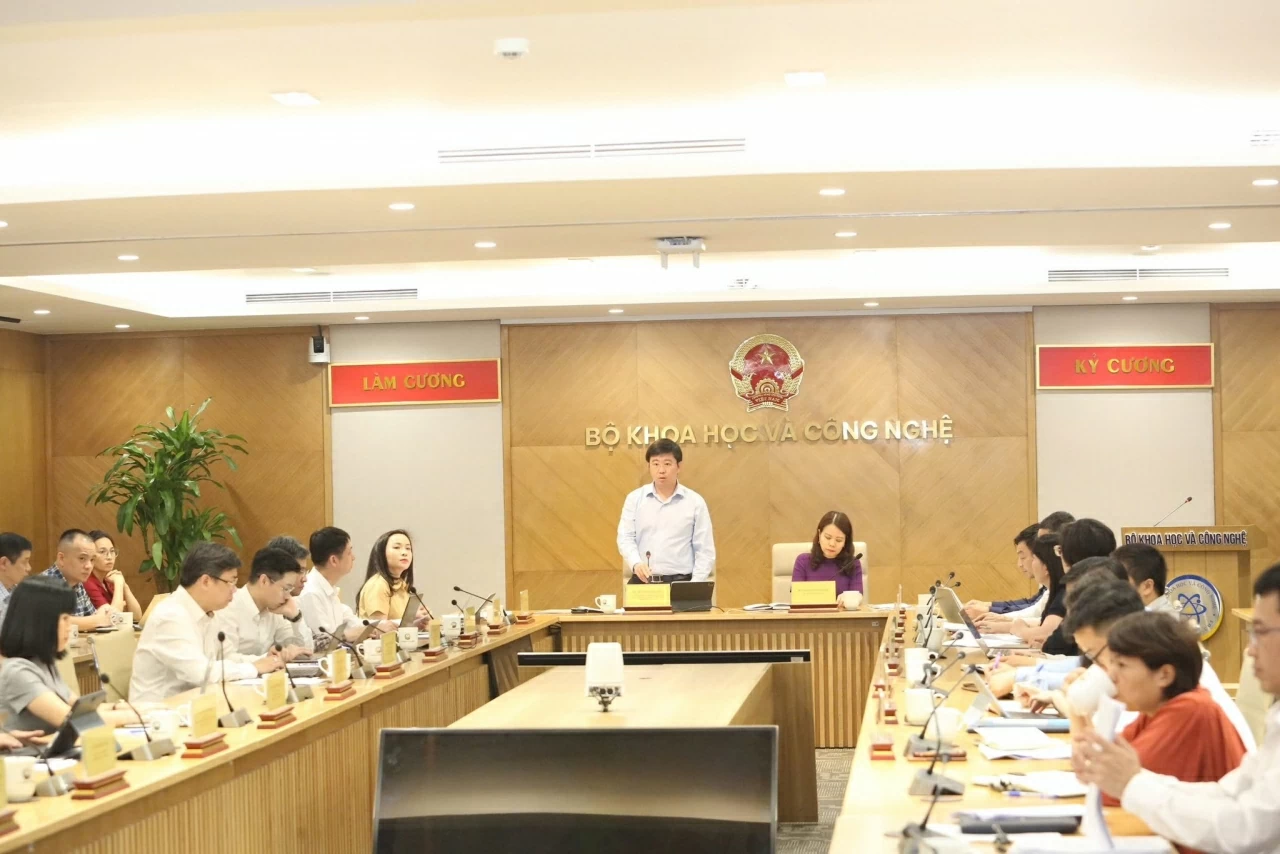 Thứ trưởng Bộ Ngoại giao Nguyễn Minh Hằng và Thứ trưởng Bộ Khoa học và Công nghệ Bùi Hoàng Phương đã đồng chủ trì buổi làm việc về tình hình triển khai các nhiệm vụ chuyển đổi số theo Nghị quyết số 57-NQ/TW của Bộ Chính trị. (Ảnh: Chu An)